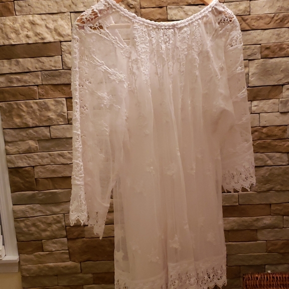 White lace top. "LILLY MASON" - Picture 11 of 15